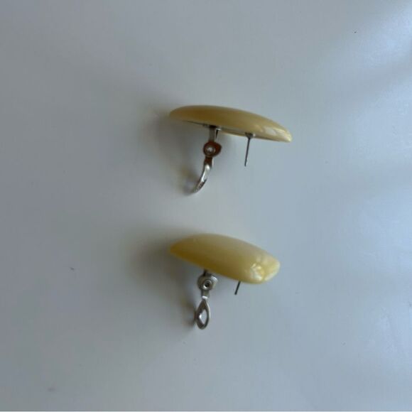 Vintage 90s Monet Signed Post Back Large Shell Earrings Designer Costume Jewelry - Picture 3 of 6